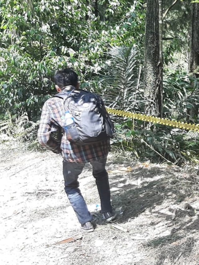 Warga melihat lokasi penemuan mayat dalam koper di Bogor. Foto: kumparan