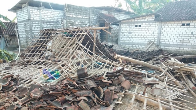 Rumah warga di Kecamatan Sumberrejo Kabupaten Bojonegoro, yang roboh akibat diterjang angin kencang. Sabtu (11/09/2019)
