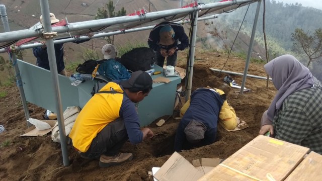 Petugas dari PVMBG memasang dua unit alat pendeteksi aktivitas Gunung Slamet, di Sawangan, Bumijawa Kabupaten Tegal. 