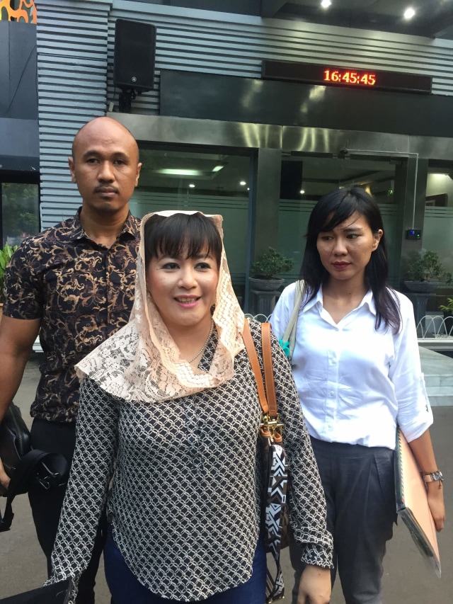 Dewi Tanjung usai pemeriksaan di Mapolda Metro Jaya. Foto: Raga Imam/kumparan