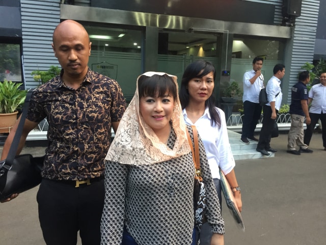 Diperiksa, Dewi Tanjung Tak Kenal Novel dan Bawa Bukti Foto dari Media (109275)