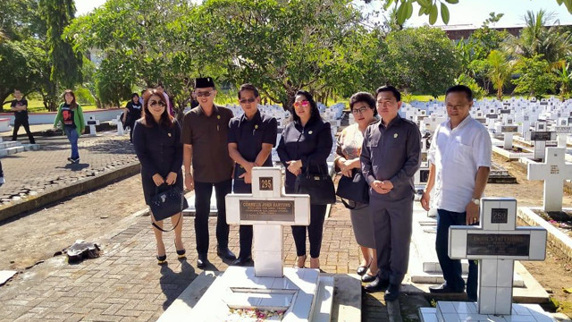 Sejumlah anggota Fraksi PDI Perjuangan DPRD Provinsi Sulawesi Utara saat ziarah di taman makam pahlawan (TMP) Kairagi