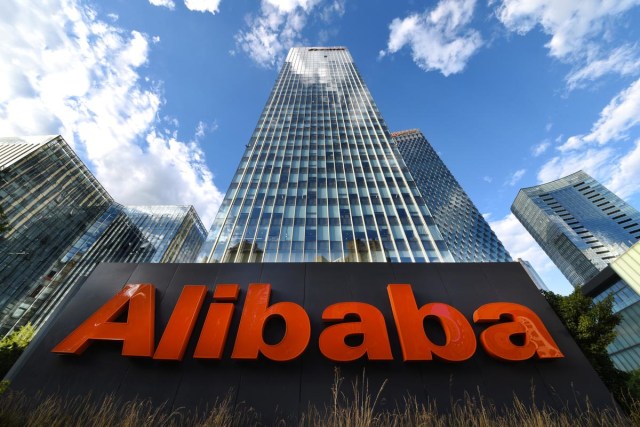 Logo Alibaba di kantor pusat Alibaba Group di Beijing, China. Foto: REUTERS/Stringer