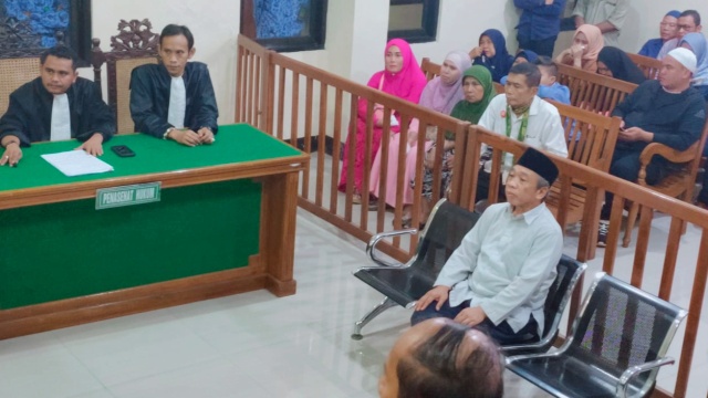 Majelis Hakim Pengadilan Negeri (PN) Brebes, memvonis bersalah pelawak senior Nurul Qomar. Dia dijatuhi hukuman satu tahun lima bulan penjara. (Foto: Fajar Eko)