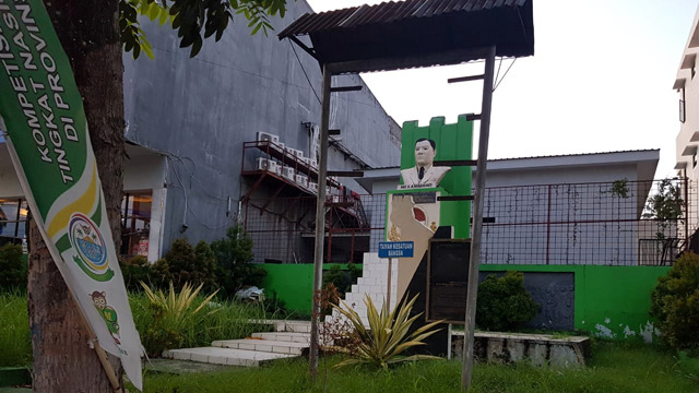 monumen aa maramis yang tak terurus di manado 4.png