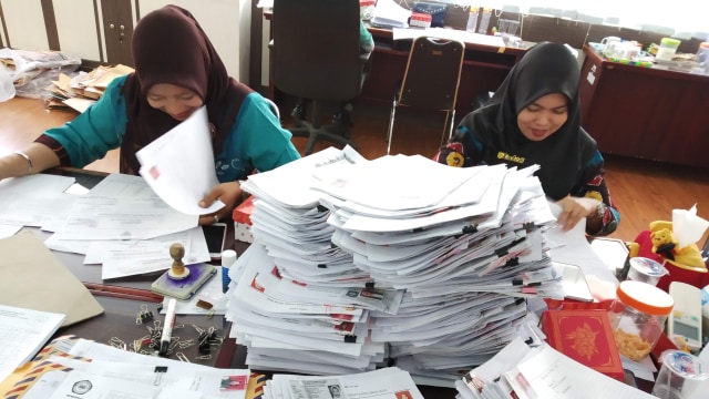 Petugas BKD dan Diklat Kota Banjarmasin memeriksa berkas. Foto: Syahbani/banjarhits.id