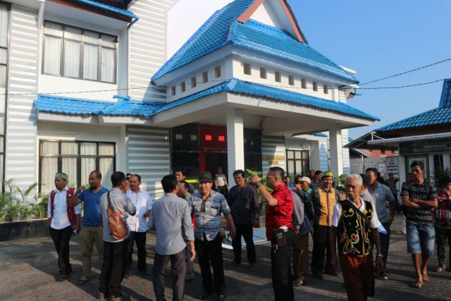 Puluhan warga Puluhan warga yang tergabung dalam Dewan Adat Dayak (DAD) Kabupaten Sintang mendatangi Kejaksaan Negeri (Kejari) Sintang, Senin (11/11). Foto: Yusrizal/Hi!Pontianak