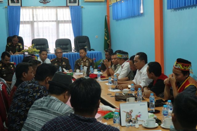 Minta 6 Peladang Dibebaskan, DAD Datangi Kejari Sintang, Kalbar (292095)