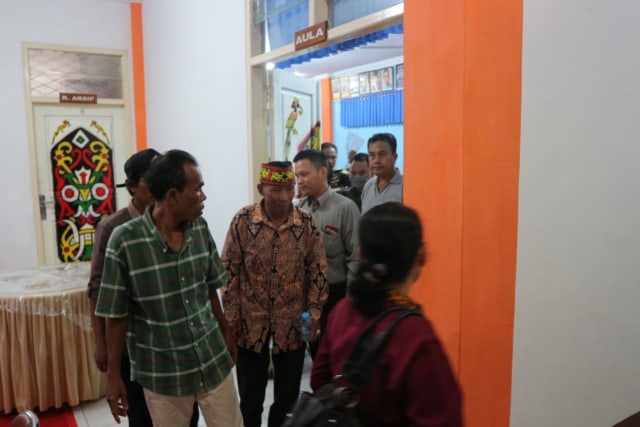 Minta 6 Peladang Dibebaskan, DAD Datangi Kejari Sintang, Kalbar (292096)