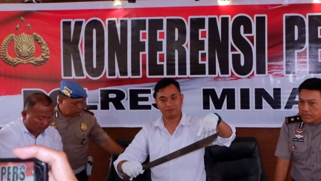 Kepolisian Resort Minahasa menunjukan parang yang digunakan Dom, pelaku pembunuh istri di Langowan