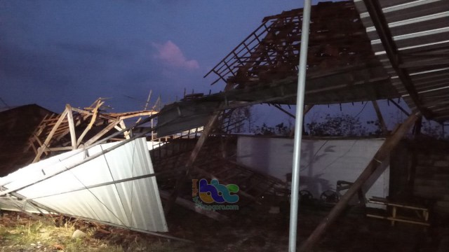 Bangunan di Kecamatan Sugihwaras Bojonegoro, yang alami kerusakan akibat angin kencang, Senin (11/11/2019)