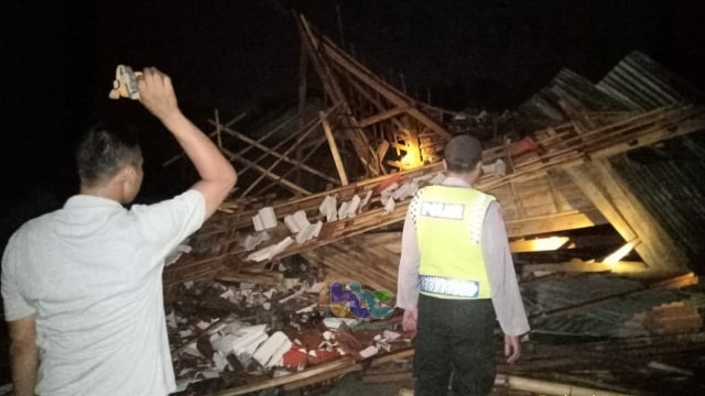 Bangunan di Kecamatan Ngasem Bojonegoro, yang alami kerusakan akibat angin kencang, Senin (11/11/2019)