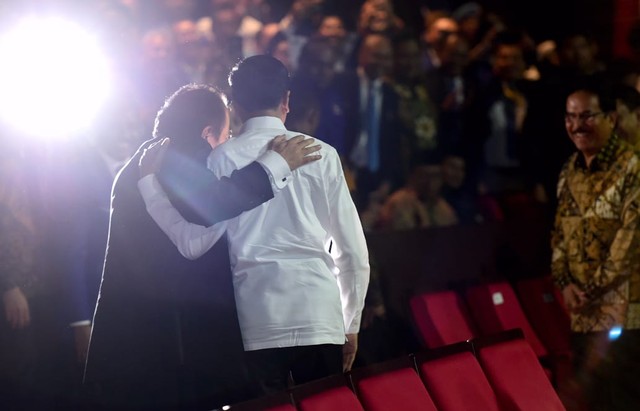 Presiden Jokowi dan Ketua Umum NasDem Surya Paloh saling berpelukan di puncak acara HUT ke-8 NasDem Foto: Muchlis Jr - Biro Pers Sekretariat Presiden 