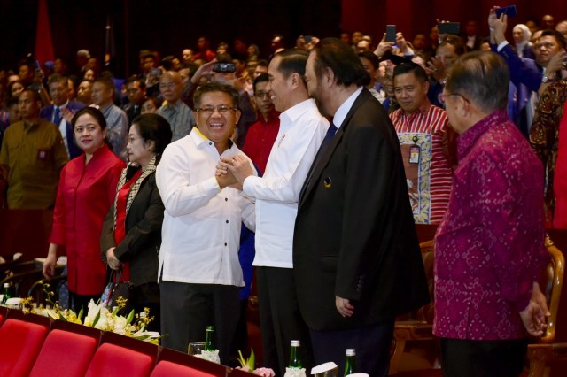 Presiden Jokowi bersalaman dengan Presiden PKS Sohibul Iman di HUT ke-8 NasDem, di JIExpo Kemayoran, Senin (11/11). Foto: Muchlis Jr - Biro Pers Sekretariat Presiden