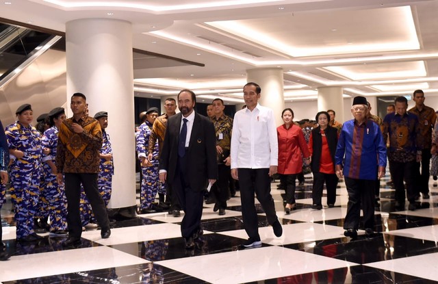 Presiden Jokowi (tengah) didampingi Wapres Ma'ruf Amin dan Ketua Umum Partai NasDem Surya Paloh di acara HUT ke-8 NasDem. Foto: Muchlis Jr - Biro Pers Sekretariat Presiden