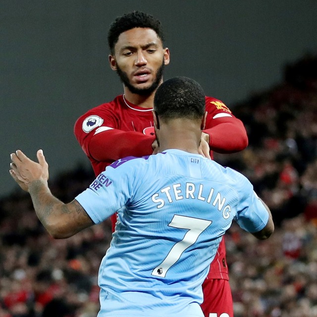 Raheem Sterling terlibat keributan dengan Joe Gomez di laga Liverpool vs Manchester City. Foto: Reuters/Carl Recine