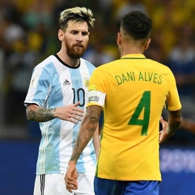 Pemain Argentina, Lionel Messi, berjabat tangan dengan pemain Brasil, Dani Alves. Foto: Twitter/Leo Messi