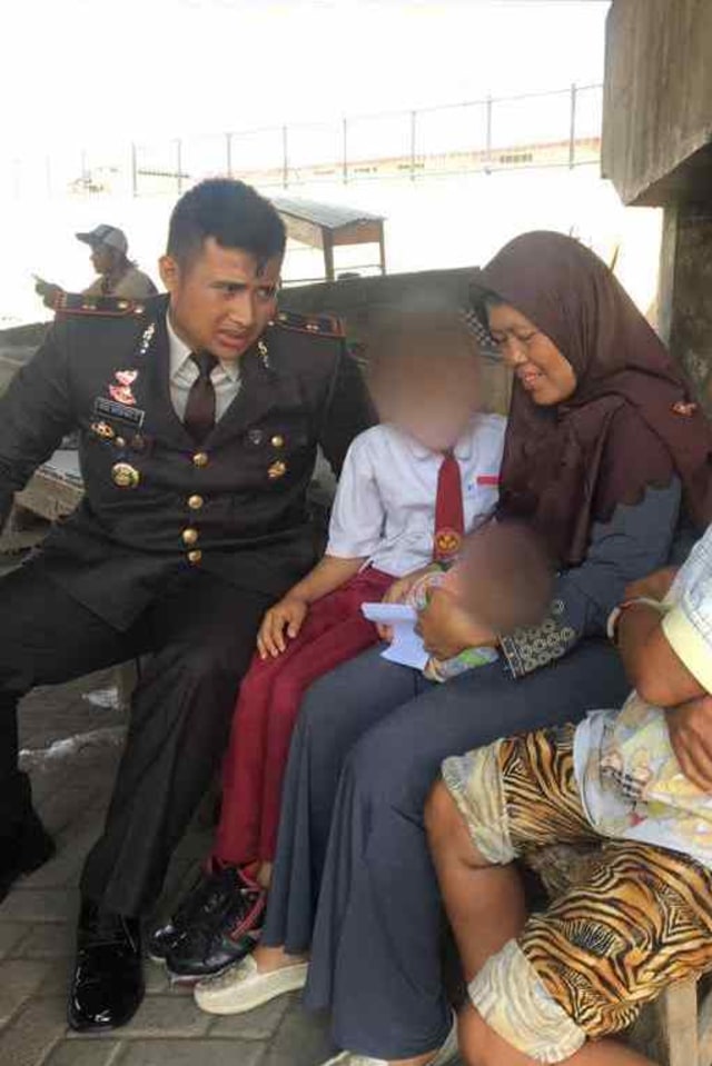 Kapolsek Semarang Timur, Iptu Agil Widiyas Sampurna saat menjenguk Mujiati, istri yang diracun suaminya karena cemburu.  Foto: Afiati Tsalitsati/Kumparan