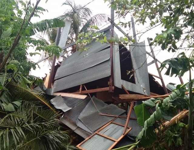 Rumah warga di Desa Pincara Pinrang rusak diterpa angin puting beliung, Senin (11/11).