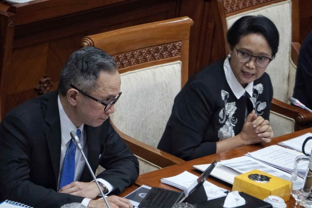 Menteri Luar Negeri, Retno Marsudi berbincang dengan Wakil Menteri Luar Negeri Mahendra Siregar menjelang rapat di Komisi 1 DPR RI, Jakarta, Selasa (12/11). Foto: Jamal Ramadhan/kumparan