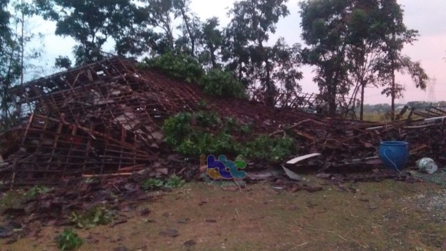 Rumah warga di Kecamatan Sukosewu Bojonegoro, yang alami kerusakan akibat angin kencang, Senin (11/11/2019)