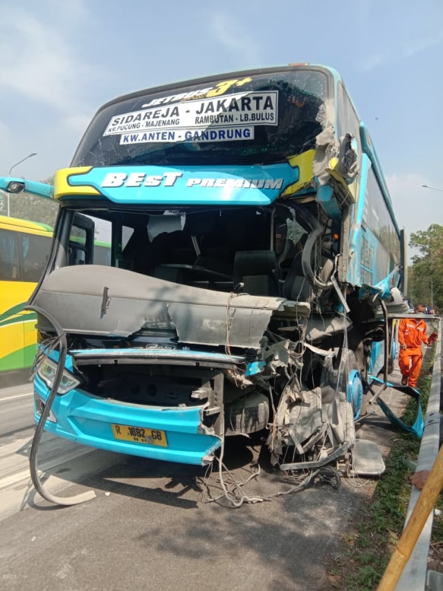 Kondisi bus yang mengalami kecelakaan dengan truk di Tol Cipularang. Foto: Dok. Polres Purwakarta