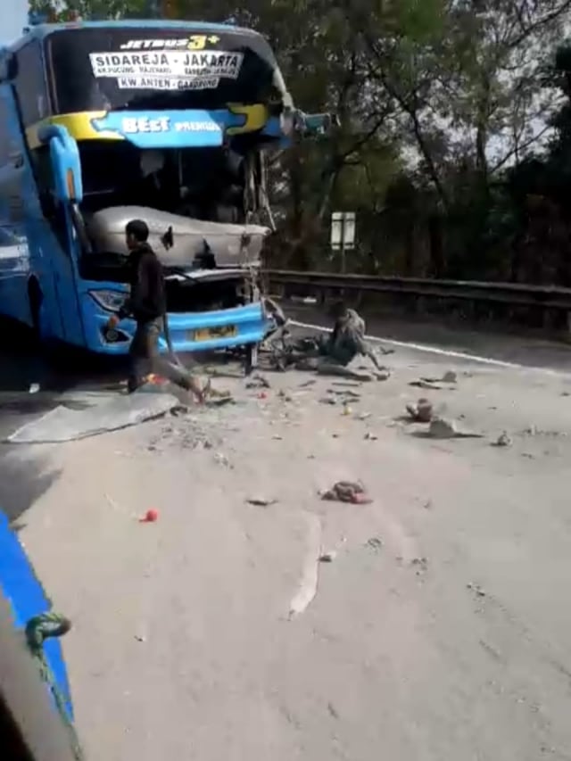 Kondisi bus yang mengalami kecelakaan dengan truk di Tol Cipularang. Foto: Dok. Polres Purwakarta