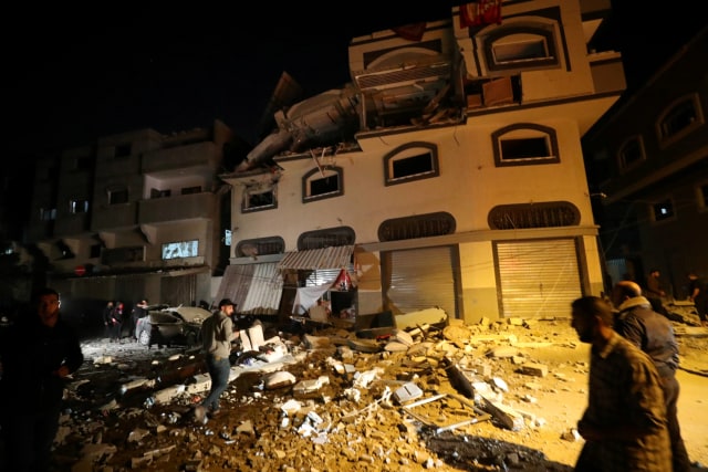 Kondisi rumah komandan Jihad Islam Palestina Baha Abu Al-Atta setelah terkena serangan Israel. Foto: REUTERS/Mohammed Salem