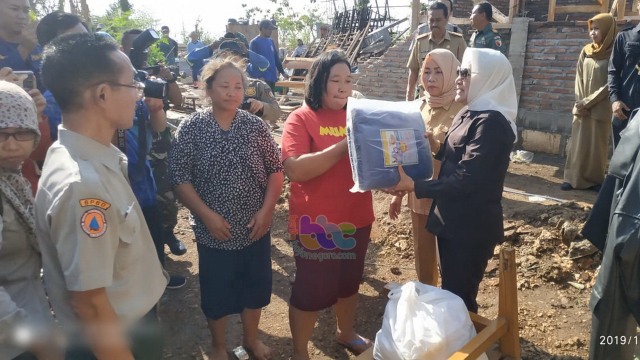 Bupati Bojonegoro, Dr Hj Anna Muawanah, saat beri bantuan pada korban bencana angin kencang, di sejumlah wilayah kecamatan di Kabupaten Bojonegoro. Sesala (12/11/2019)