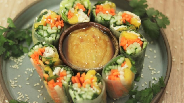 Cara Menyenangkan untuk Nikmati Salad Veggie Spring Roll