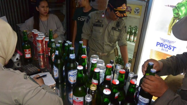 Satpol PP menyita ratusan botol minuman beralkohol di Banjarmasin, Selasa (12/11/2019). Foto: Syahbani/banjarhits.id