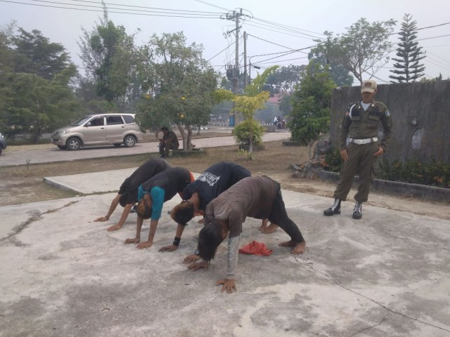 Empat pengamen di berikan hukuman oleh petugas Pol PP Muntok.