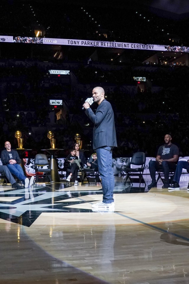 Tony Parker berbicara dalam seremoni pensiunnya di San Antonio Spurs. Foto: USA TODAY Sports/Daniel Dunn