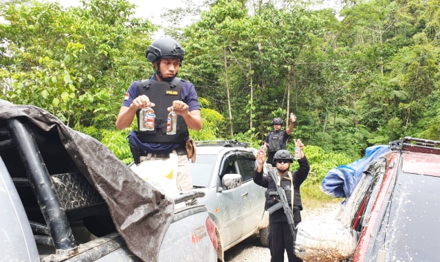 Saat anggota BKO Brimob Polda Papua yang berpatroli ke arah Kali Wara, Kabupaten Jayawijaya menemukan 4 mobil memuat miras ilegal jenis Guinness 6 karton dan Robinson Vodka 128 karton. (Foto Dok Humas Polda Papua)
