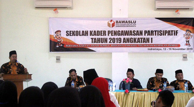 Ketua Bawaslu Indramayu, Nurhadi memberikan sambutan dalam sekolah kader pengawasan partisipatif. (Nafis)