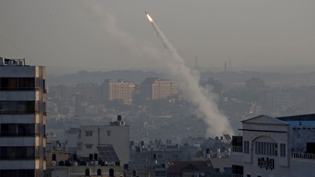 Sebuah roket ditembakkan di Kota Gaza, Selasa (12/11). Foto: REUTERS/Mohammed Salem