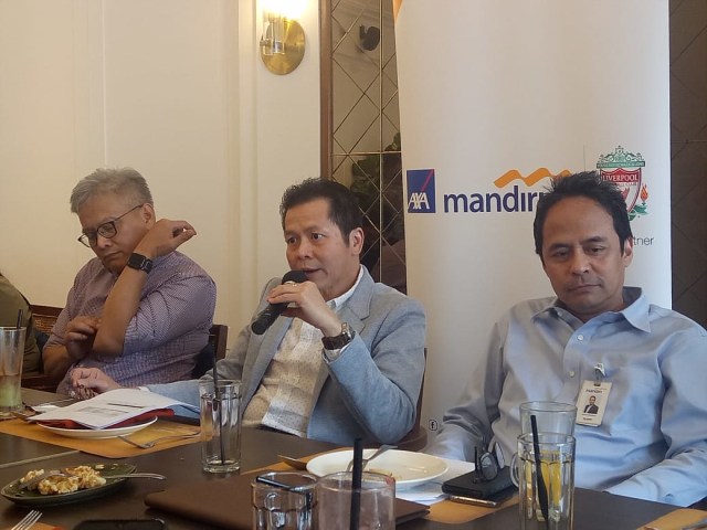 (Ki-ka) Director of Compliance AXA Mandiri, Rudi Kamdani, Presdir dan CEO AXA Mandiri, Handojo G. Kusuma, Komisaris Utama AXA Mandiri, Agus Heryanto Widodo. Foto: Wendiyanto/ kumparan