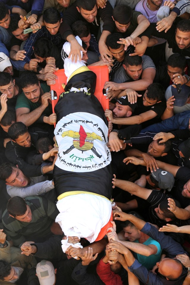 Pelayat membawa tubuh komandan lapangan Jihad Islam Palestina Baha Abu Al-Atta saat akan dimakaman di Kota Gaza, Selasa (12/11).
 Foto: REUTERS/Mohammed Salem