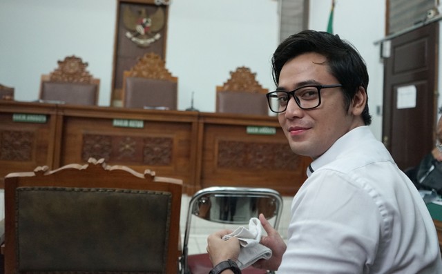 Aktor Kriss Hatta saat menjalani sidang di Pengadilan Negeri Jakarta Selatan, Jakarta, Selasa, (12/11/2019). Foto: Dok. Ronny
