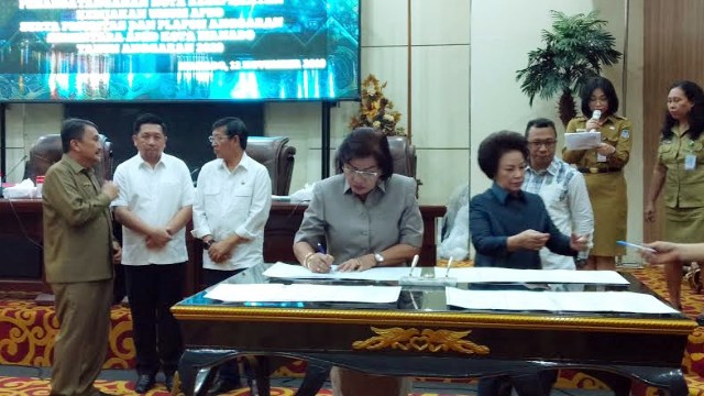 Ketua DPRD Kota Manado Aaltje Dondokambey menandatangani nota KUA PPAS yang selanjutnya akan dibahas sebelum disahkan menjadi APBD 2020