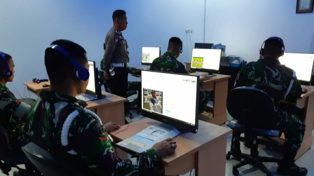 Kasat Lantas Polres Dongga, IPTU Sonifati Zendrato, saat mengawasi pelayanan pembuatam SIM bagi anggota TNI di Mapolres Donggala, Selasa (12/11). Foto: Istimewa