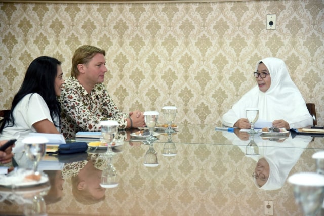 Operasional Manager Kedutaan Besar Belanda untuk Indonesia, Hugo Brenninkmeijer (tengah) saat berdiskusi dengan Sekda Provsu, Sabrina (kanan). Foto : Istimewa