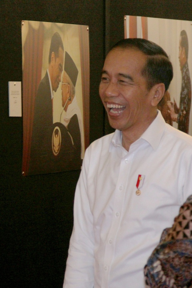 Presiden Joko Widodo meninjau Pameran Foto "Membangun Indonesia" di Mall Neo Soho, Jakarta, Selasa (12/11/2019). Foto: Nugroho Sejati/kumparan