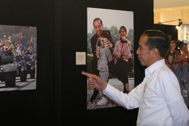 Presiden Joko Widodo meninjau Pameran Foto "Membangun Indonesia" di Mall Neo Soho, Jakarta, Selasa (12/11/2019). Foto: Nugroho Sejati/kumparan