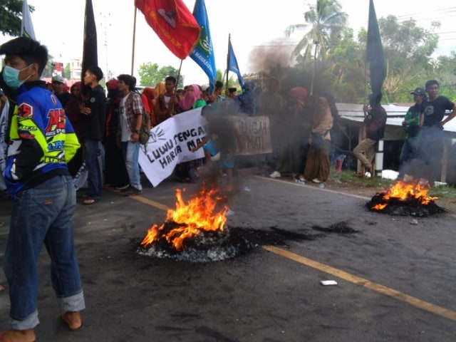 Pendemo tuntut pemekaran Luwu Tengah memblokade jalan dengan membakar ban bekas, (Makassar Indeks).