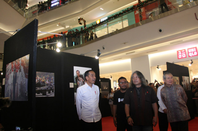 Presiden Joko Widodo saat melihat pameran foto "Membangun Indonesia" di Mall Neo Soho, Jakarta, Selasa (12/11/2019). Foto: Nugroho Sejati/kumparan