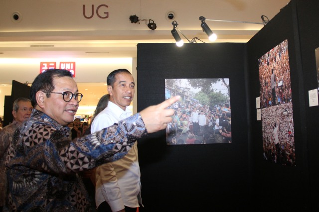 Pramono Anung mendampingi Presiden Joko Widodo di Pameran "Membangun Indonesia" di Mall Neo Soho, Jakarta, Selasa (12/11/2019). Foto: Nugroho Sejati/kumparan