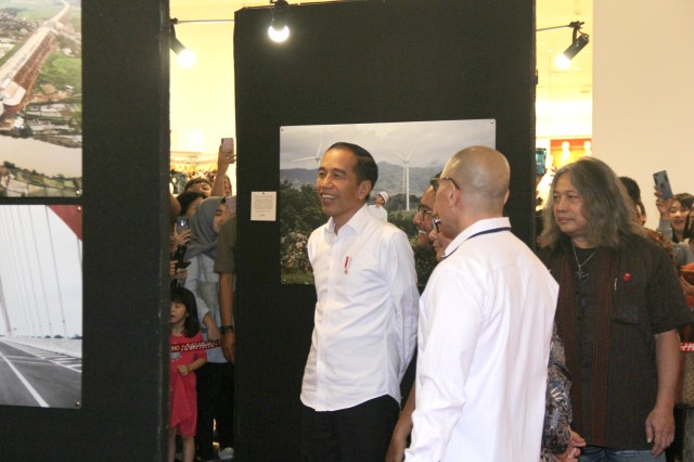 Mpu Ageng Oscar Motuloh mendampingi Presiden Joko Widodo di pameran "Membangun Indonesia" di Mall Neo Soho, Jakarta, Selasa (12/11/2019). Foto: Nugroho Sejati/kumparan