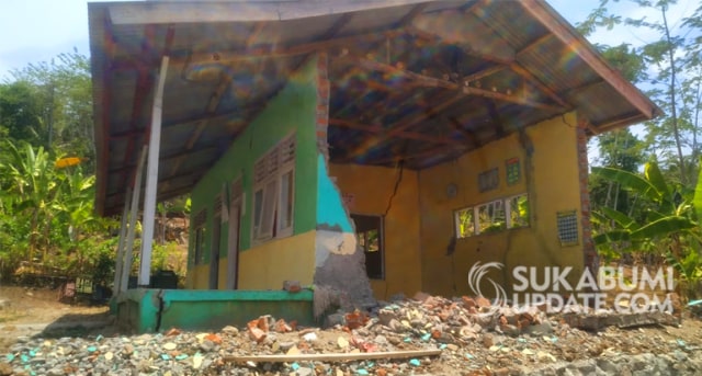 Gedung MD Miftahul Ihsan di Kampung Cilangkap, Desa Loji, Kecamatan Simpenan, Kabupaten Sukabumi yang ambruk. | Sumber Foto:Nandi