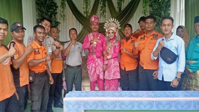PARA Pegawai Negeri Sipil (PNS) dan honorer Pemkab Bengkalis saat menghadiri pernikahan rekan sekantor, Senin, 11 November 2019, di Pulau Bengkalis. 